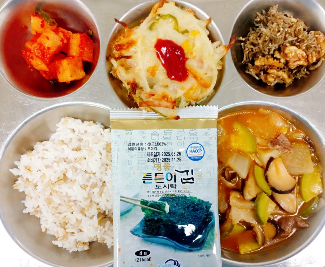 찰보리밥(1-2)
쇠고기야채고추장찌개(초) (5.6.16)
멸치호두볶음(초) (5.6.13.14)
맛짱~감자팬구이* (1.2.5.6.10.12.13.15.16)
김구이.
깍두기* (9)