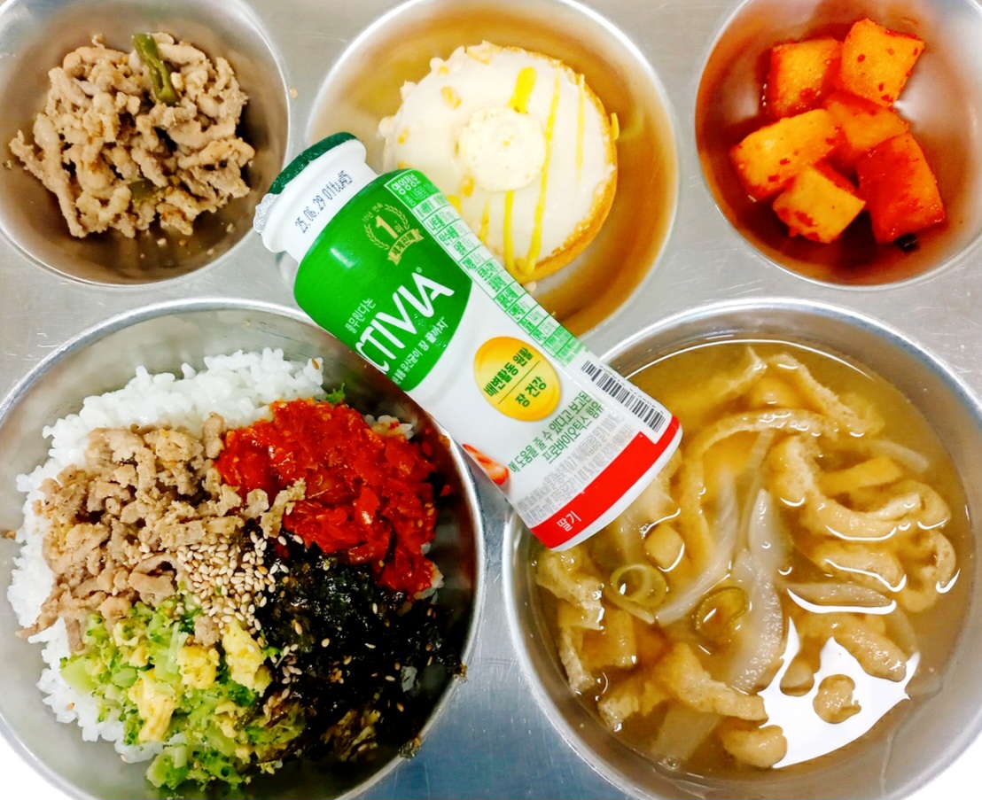 불고기김치소보로비빔밥-초* (1.5.6.9.10.13)
유부된장국(미역)* (5.6)
맛짱~여름초당옥수수 도넛 (1.2.5.6)
깍두기* (9)
요구르트(딸기, 플레인선택) (2)